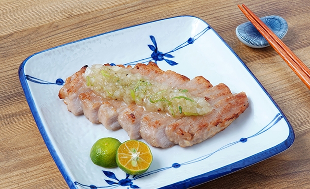 厚切豬排佐地雞蔥鹽醬(圖)
